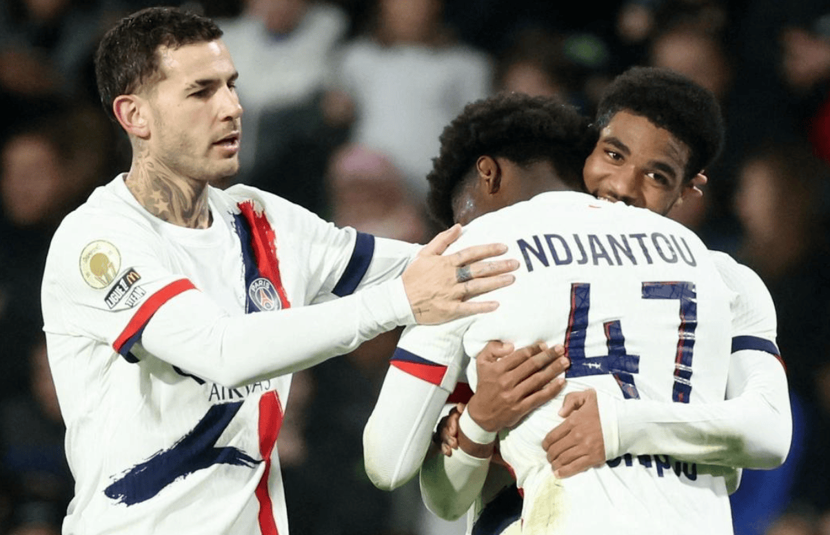 JDG首秀被零封，队友都在C，只有无畏在梦游，买来AG四人都带不动！